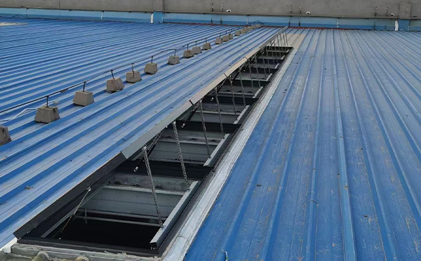 某城市大型商业综合体中庭民勤排烟窗工程